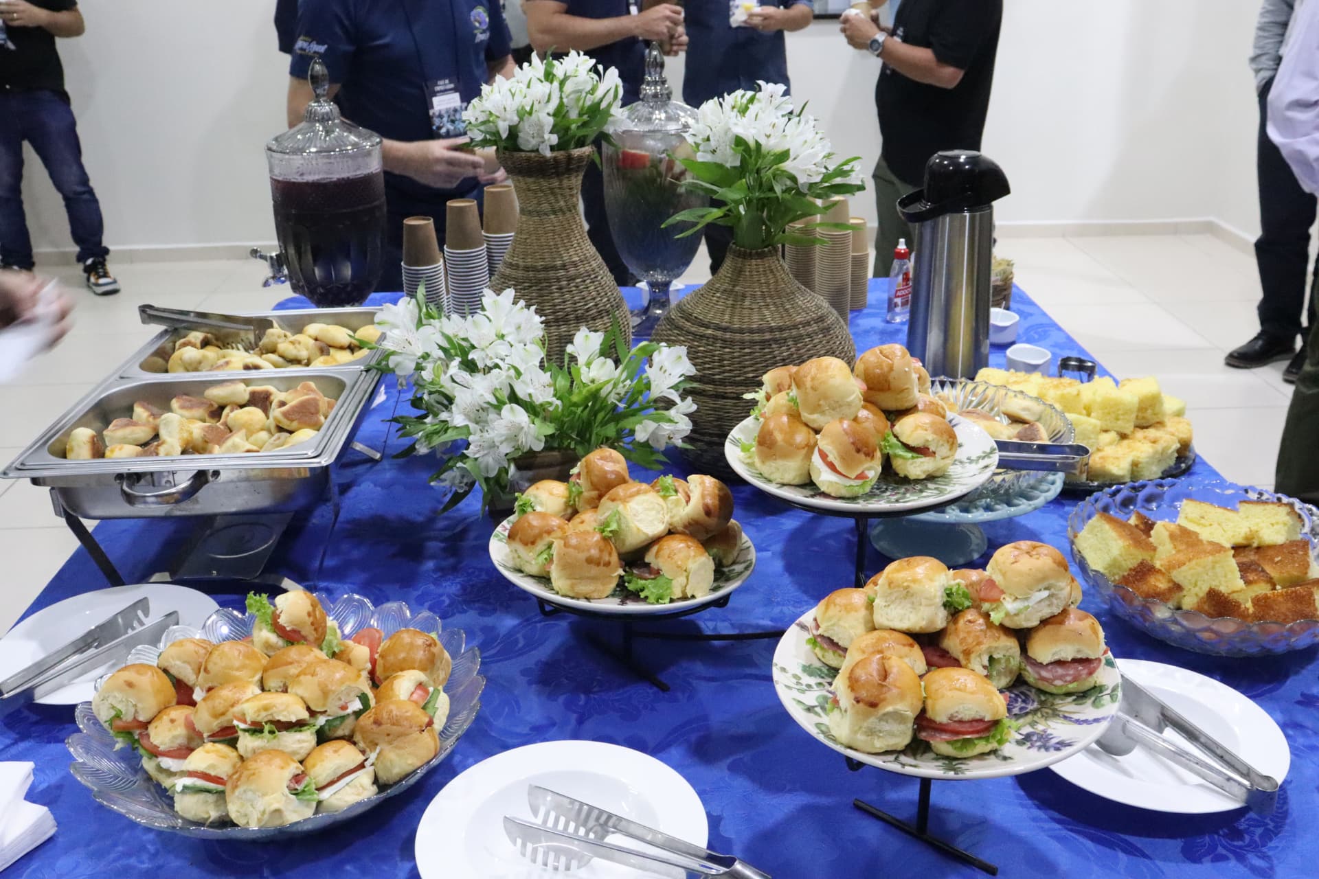 Mesa do café servida durante o encontro empresarial